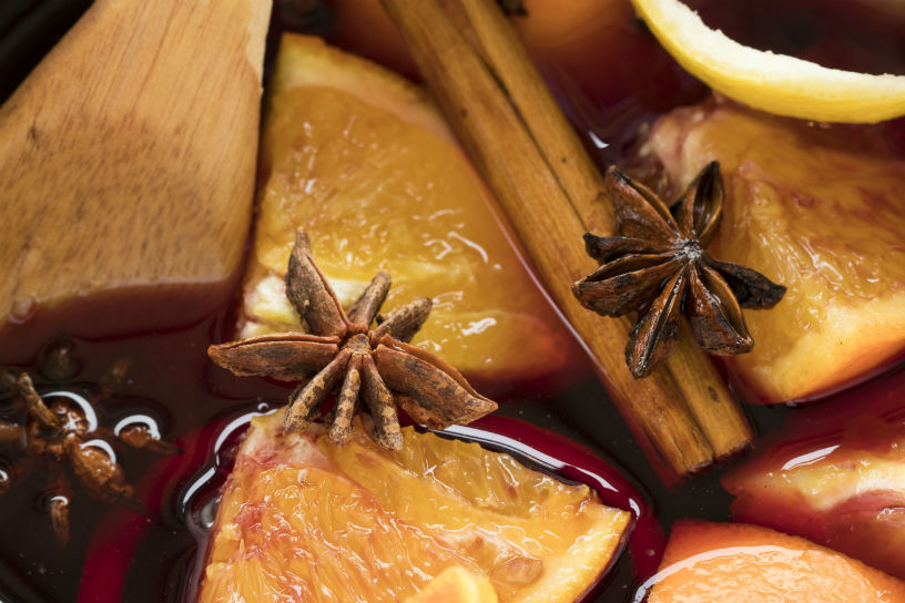 bisschopswijn met steranijs kaneelstokjes en kruidnagels