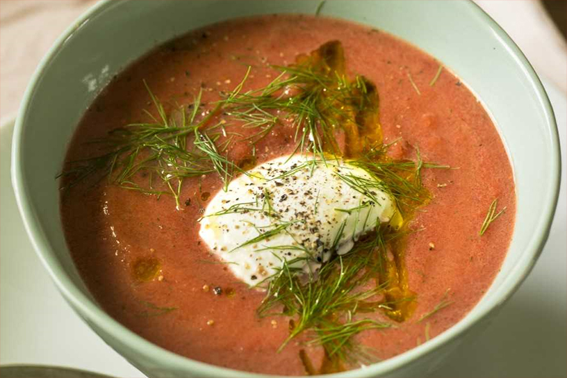 bietensoep in soepkom met crÃ¨me fraÃ®che en verse dille