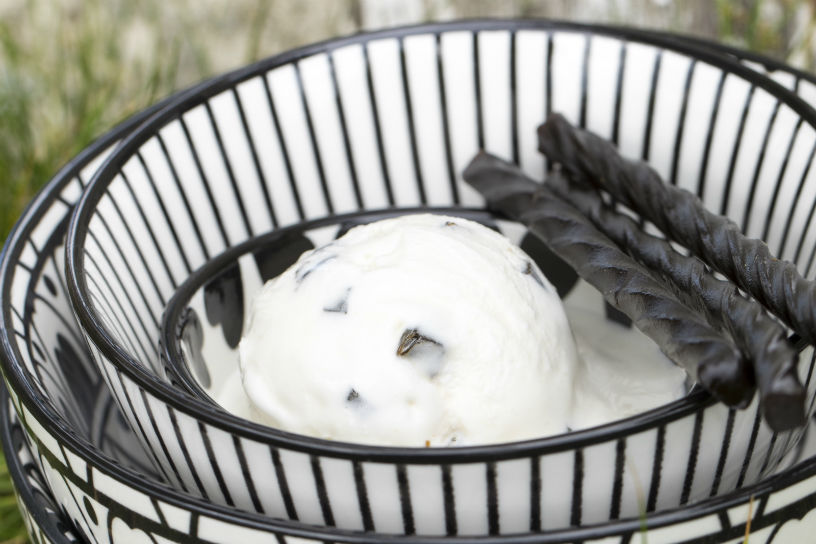 ijs gemaakt van drop in bakje met doopstaafjes