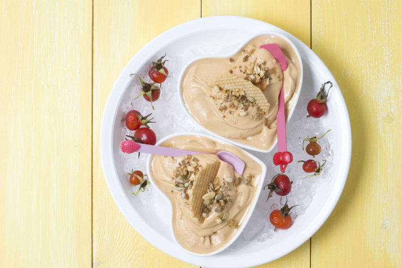 bordje met ijs van rozenbottels