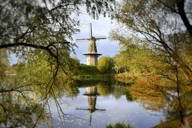 Een molen aan het water