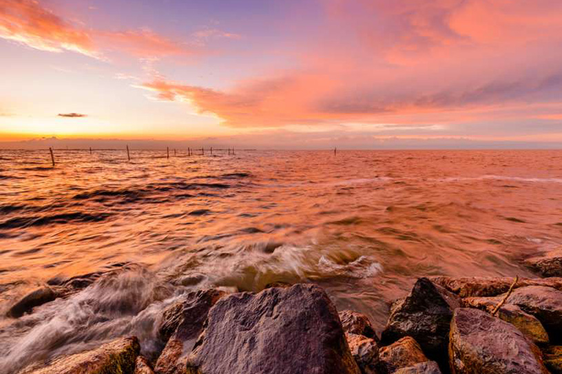 Zonsondergang op het water.