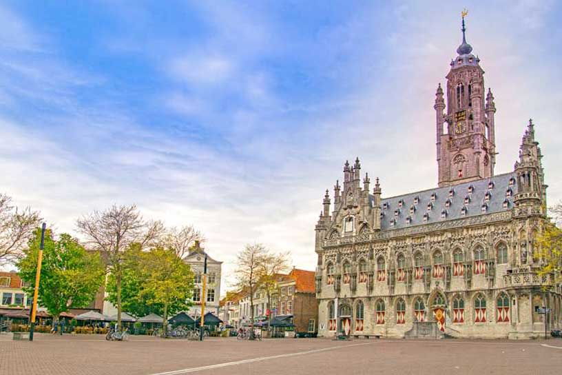 stadplein met kerk
