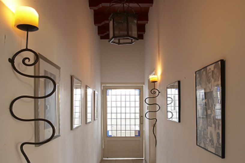 Witte hal met lamp en schilderijen