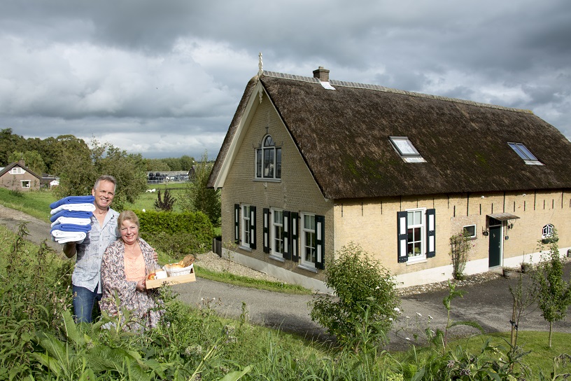 Monique voor haar huis in de Krimpenerwaard