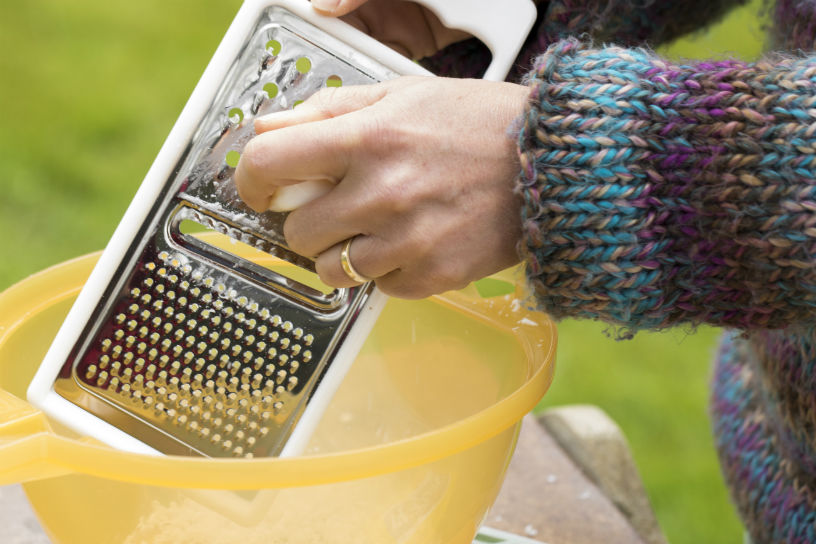 Raspen boven een bak