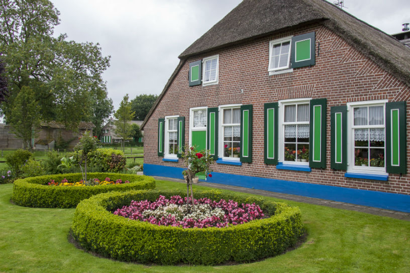 Oude boerderij met tuin