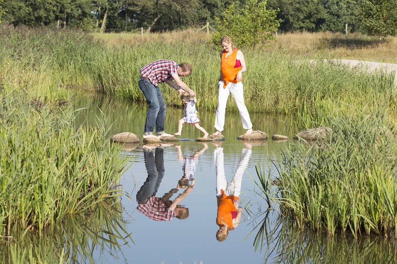 Ouders en kind spelen op het Westerkwartier