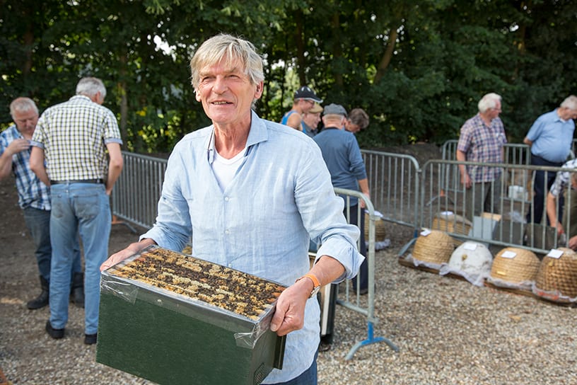 Man met een korf bijenraten