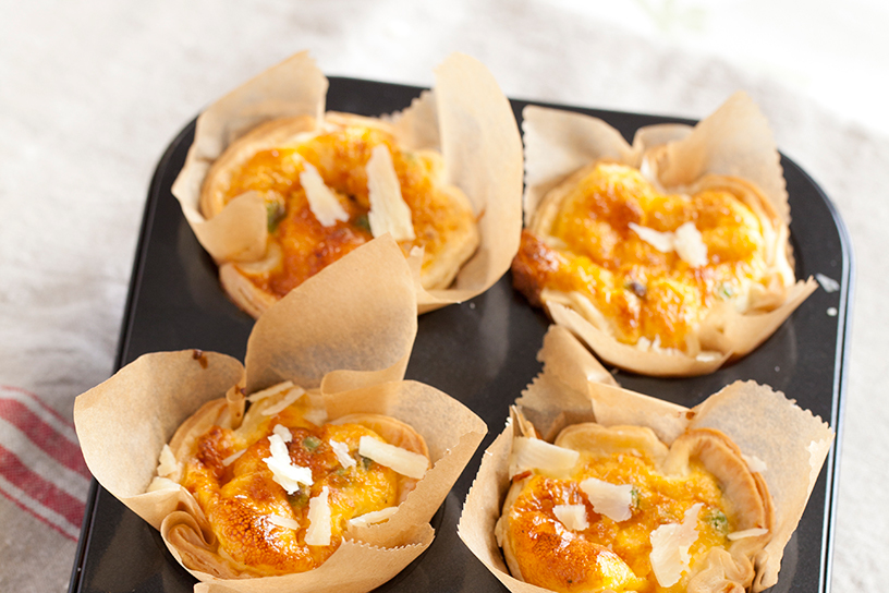 Vier hartige taartjes in een cupcakehouder