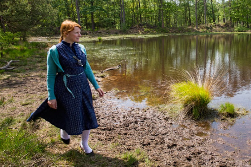 Mevrouw aan het water 