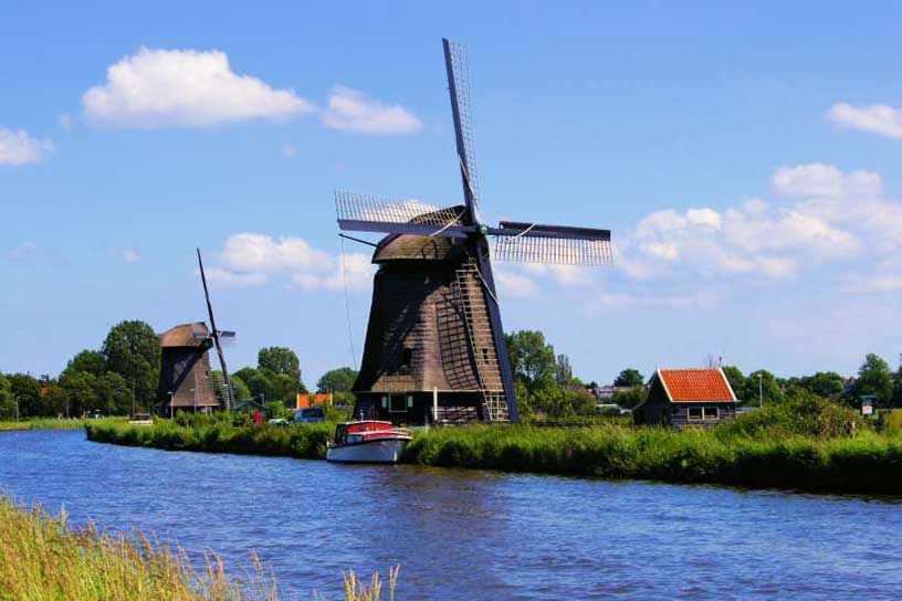 Twee molens aan het water