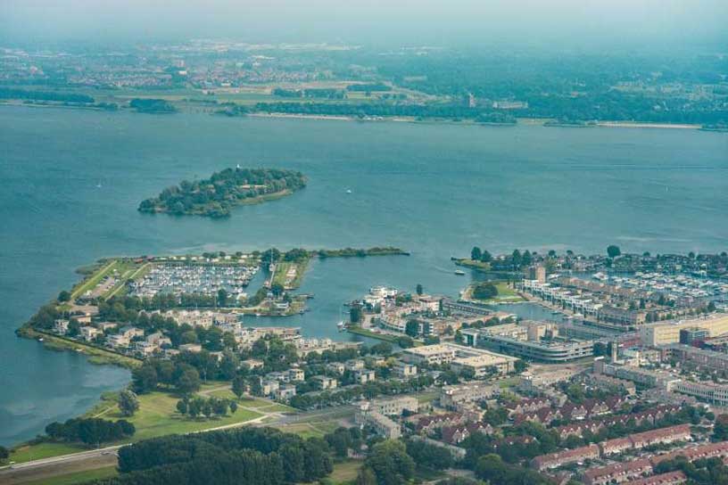 Luchtfoto met huizen en een groot meer