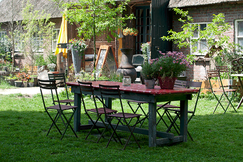 Tafel met ouderwetse stoelen in een theetuin
