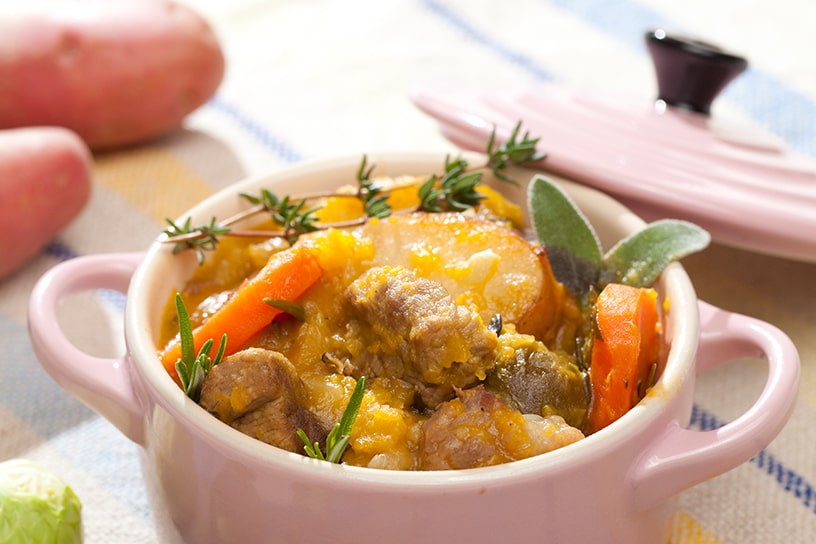 Licht roze pannetje met groentestoof