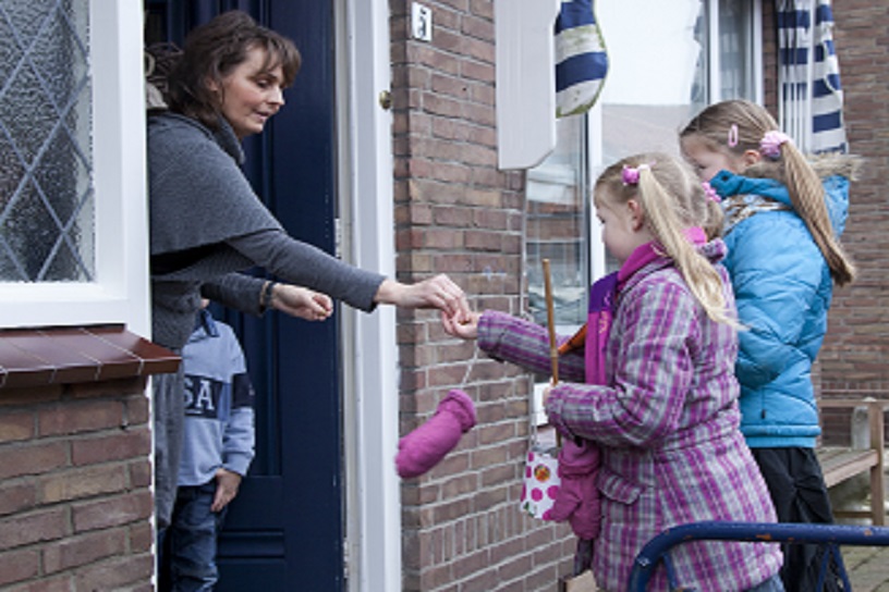 Kinderen aan de deur met een koenckelpot