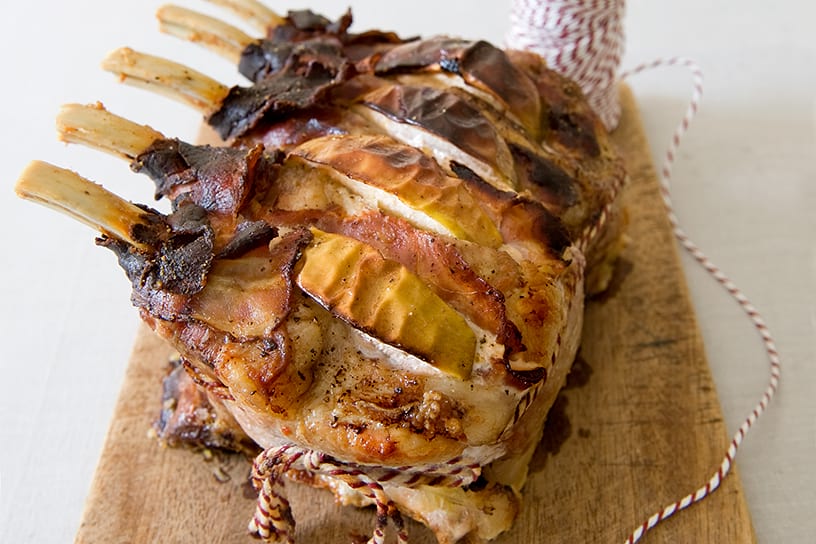 Varkensribstuk op een houten plank