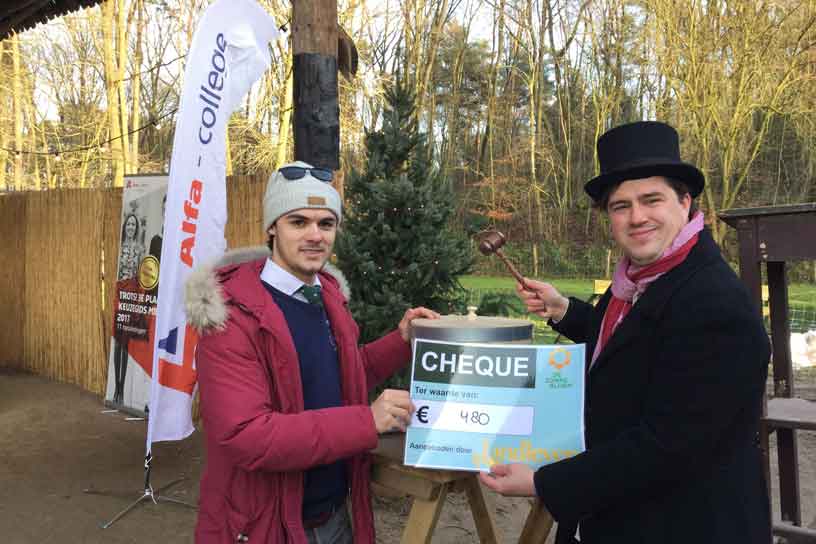 Met de banden van de bult af sleeÃ«n