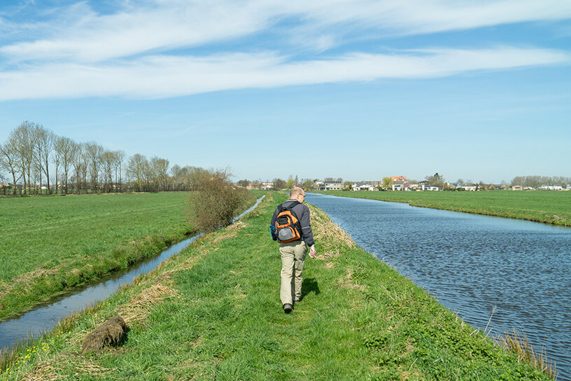 Wandelen langs het water in Nieuwpoort