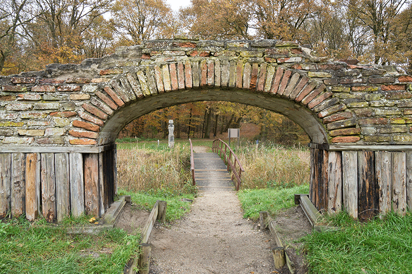 Wandelen onder de poort van Kuinderberg