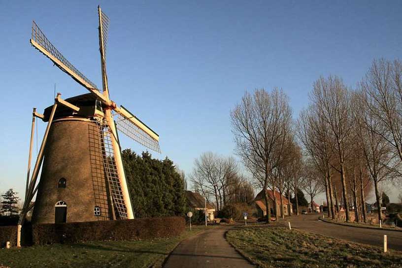molen met fietspad en weg