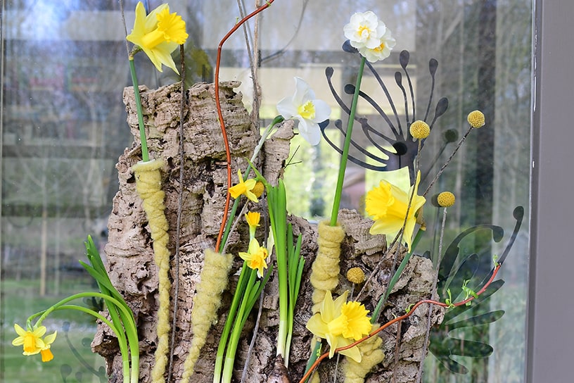 Deurhanger gemaakt van kurk en narcissen 
