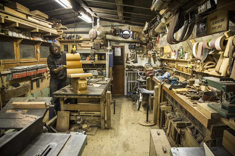 Johan Mekenkamp: âAls je mijn hobbywerkplaats binnenstapt, ben je in Ã©Ã©n klap terug in de tijd. Het is een timmerwerkplaats zoals die rond de jaren 1920, 1930 bestonden.