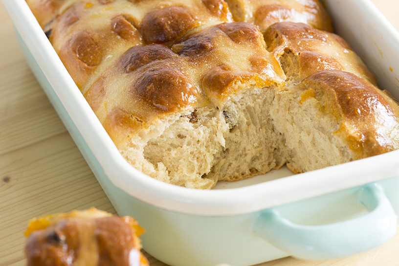 ovenschaal met Engelse paasbroodjes