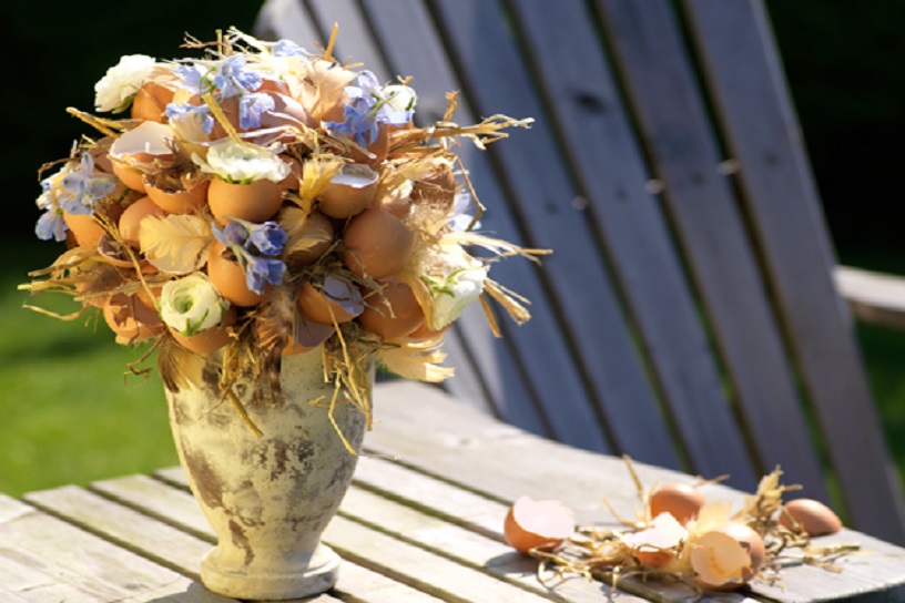 paasbol met vrolijke voorjaarskleuren