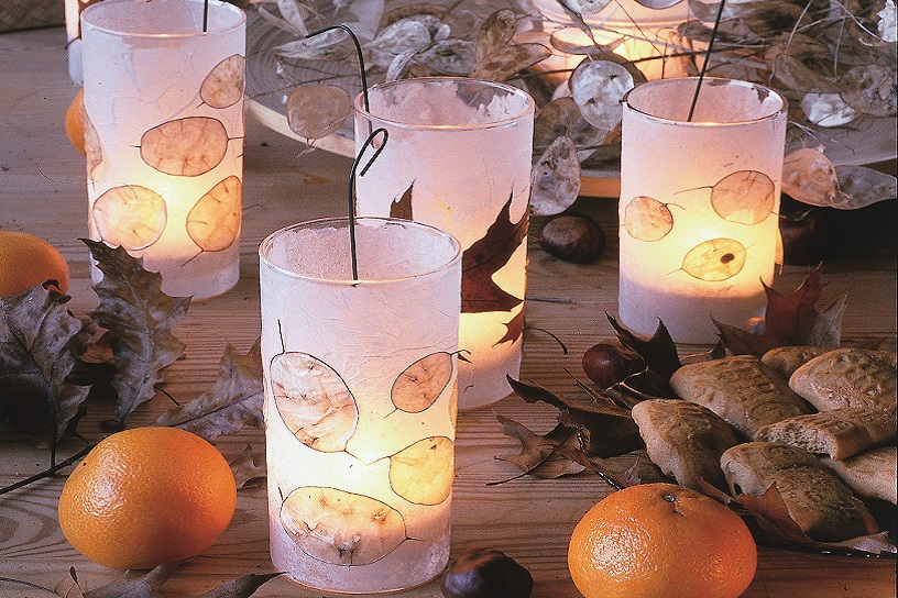 sfeervolle waxinelichthouder met materialen uit de tuin