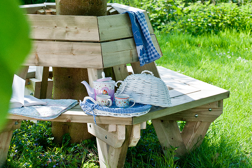 Romantische bank om een boom