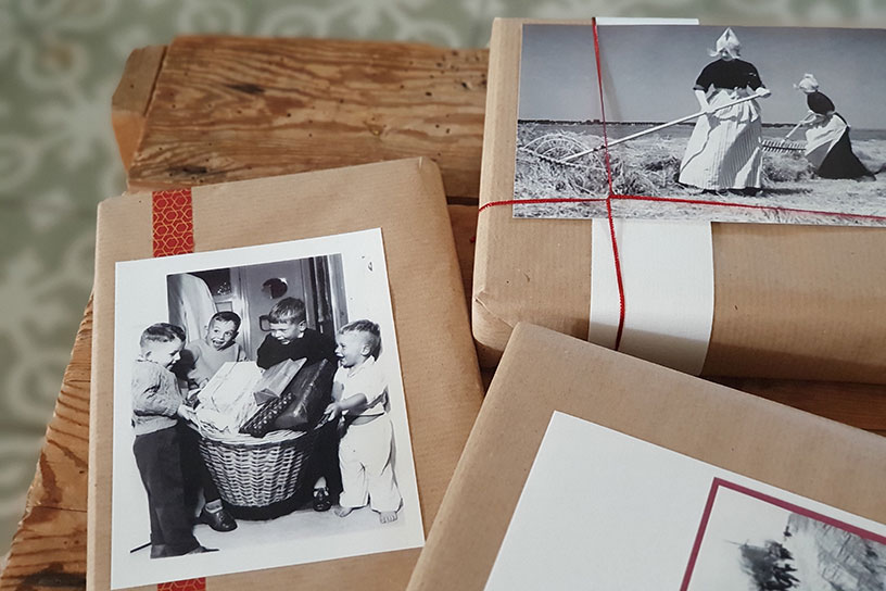 ingepakte cadeautjes met foto's erop