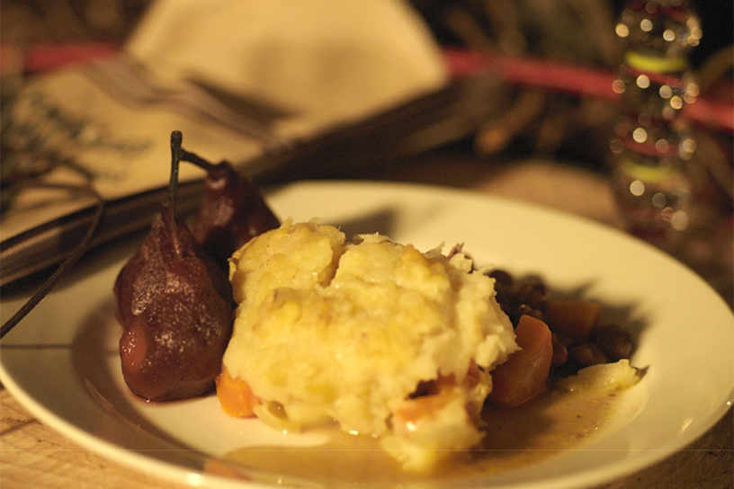 Draadjesvlees, aardappelpuree en stoofpeertjes op een bord