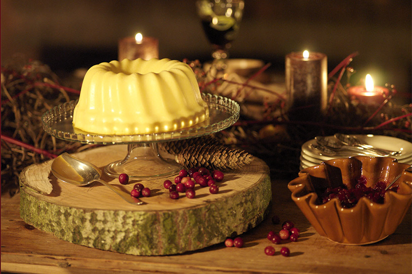 Griesmeelpudding op een mooie standaard met cranberry's en cranberrysaus