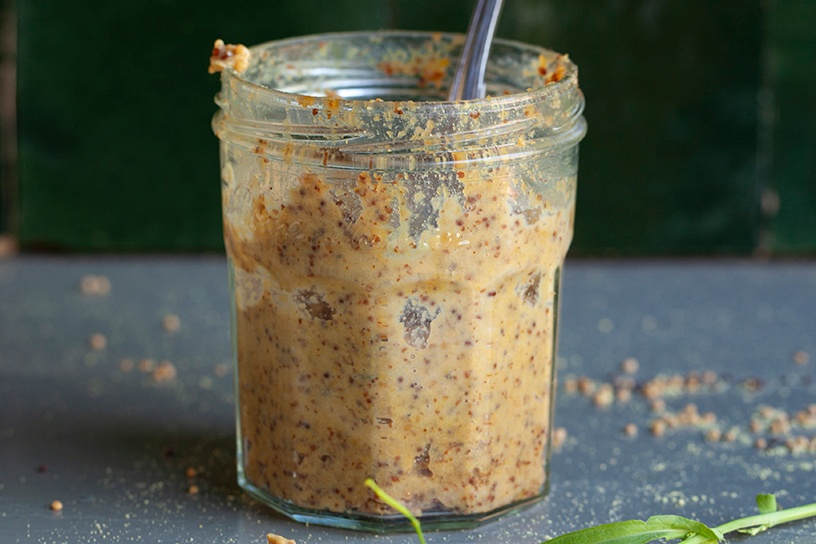 Half grove mosterd in potje