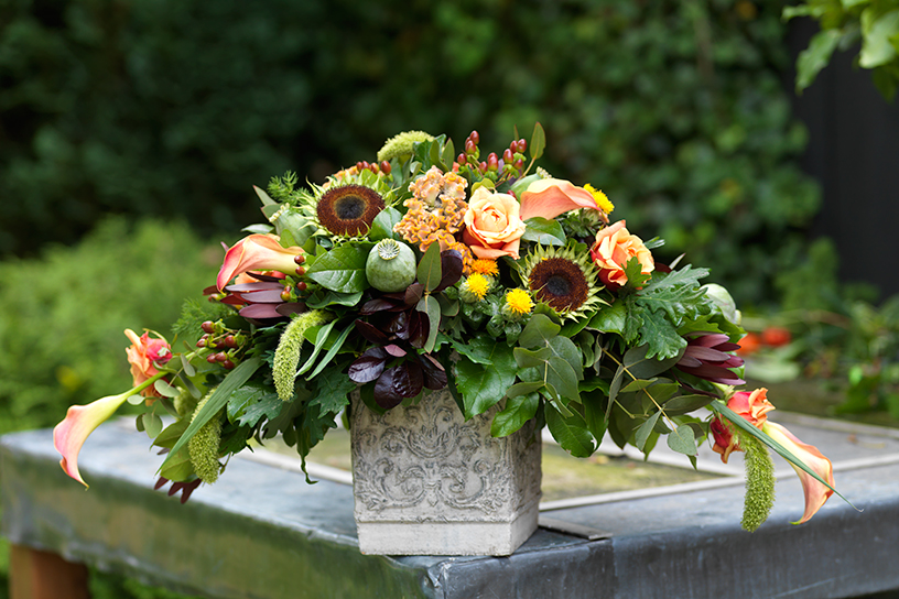 Bloemschikking in zomerse kleuren