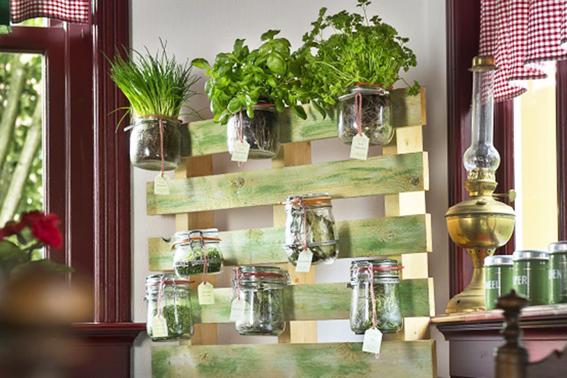 kruidenrek aan een pallet