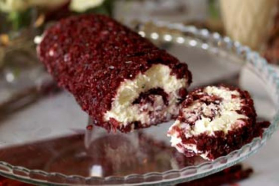 Roomkaasrol met gedroogde cranberry's op een bord