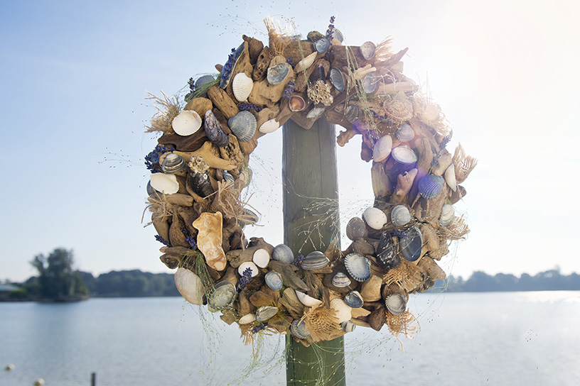 krans gemaakt van schelpen