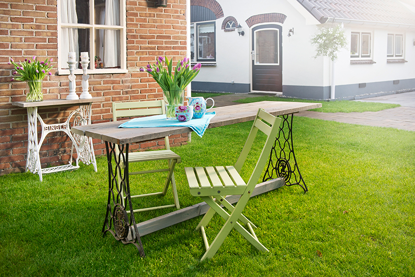 tuintafel gemaakt van oude naaimachine