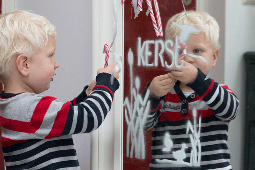 winterse sjablonen op spiegel