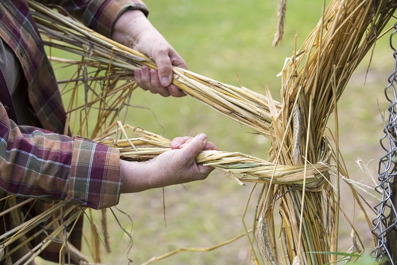 Smacht vlechten. Maak een mooi bosje en zet dit ergens tegenaan.
