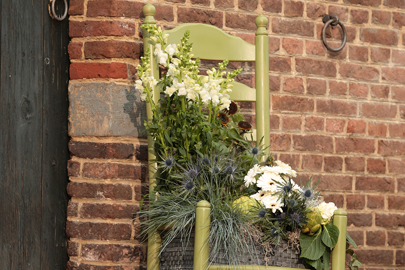 bloembak van oude stoel