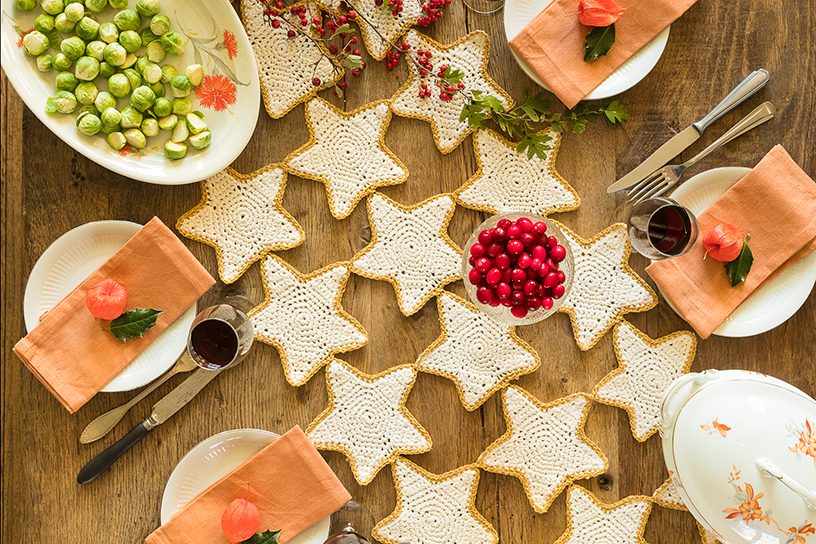 tafelloper van sterren op tafel met eten en servies