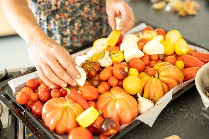 Tomatensaus maken met een bakplaat vol tomaten en andere zomergroente.