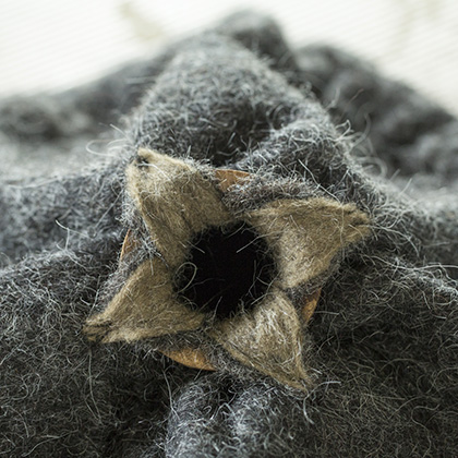 Ronde lap vilt op tafel bedek met wol en leg hierop vitrage