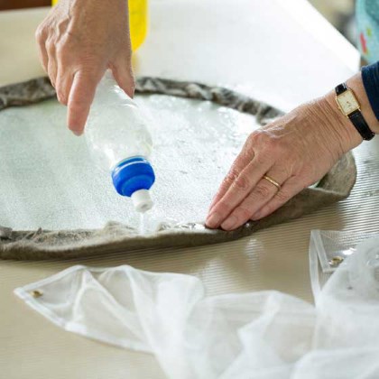 Ronde lap vilt op tafel bedek met wol en leg hierop vitrage