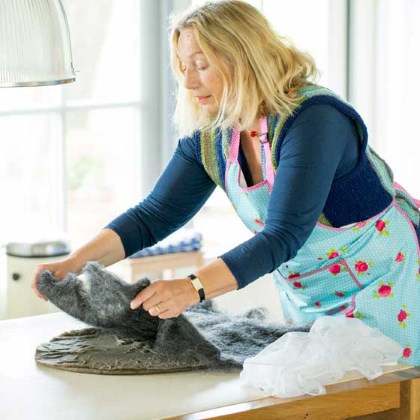 Ronde lap vilt op tafel bedek met wol en leg hierop vitrage