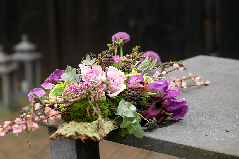 Lage tafelschikking met roze bloemen waaronder sieruien, viburnum en iris.