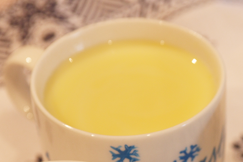 Witte chocolademelk in een vrolijke mok